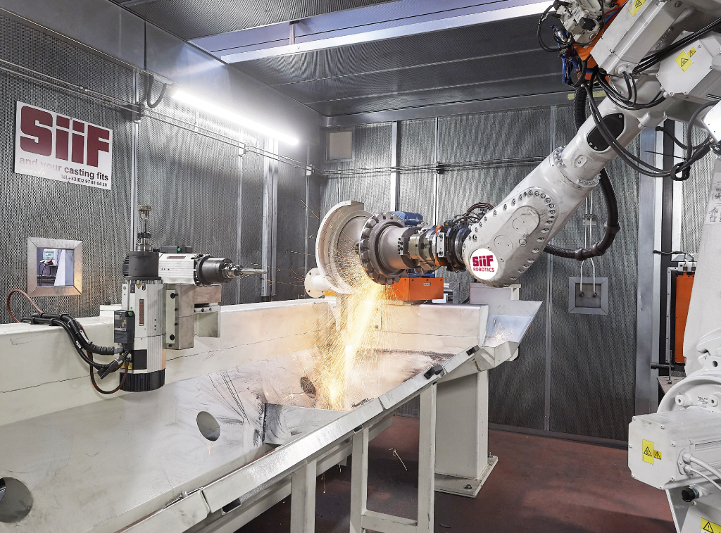 Vernetzter Roboterarm in einer industriellen Produktionslinie, der Industrie 4.0 veranschaulicht