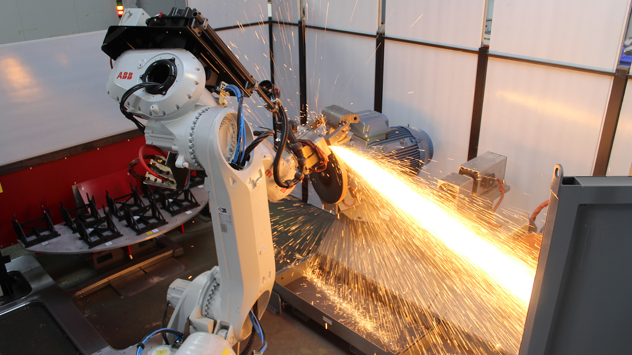 Robotic cell automating a finishing operation on a raw casting