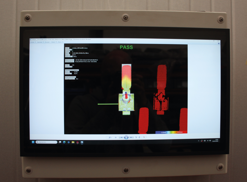 Pantalla de supervisión que muestra la simulación digital de una línea de producción industrial