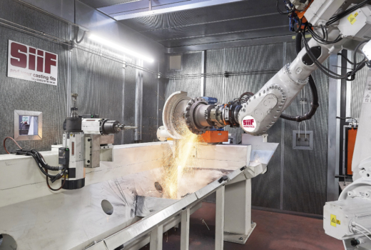 Vernetzter Roboterarm in einer industriellen Produktionslinie, der Industrie 4.0 veranschaulicht